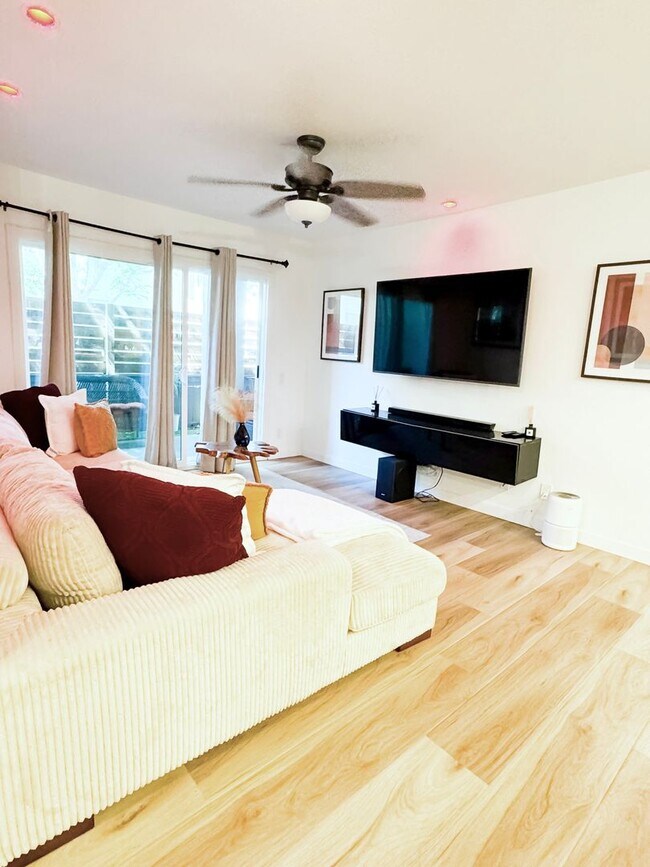 Foto del edificio - Charming Lake Forest Condo Ready for You! ...