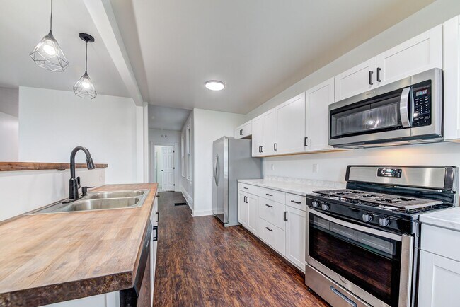 Foto del edificio - Available NOW- Completely RENOVATED 3 Bedr...