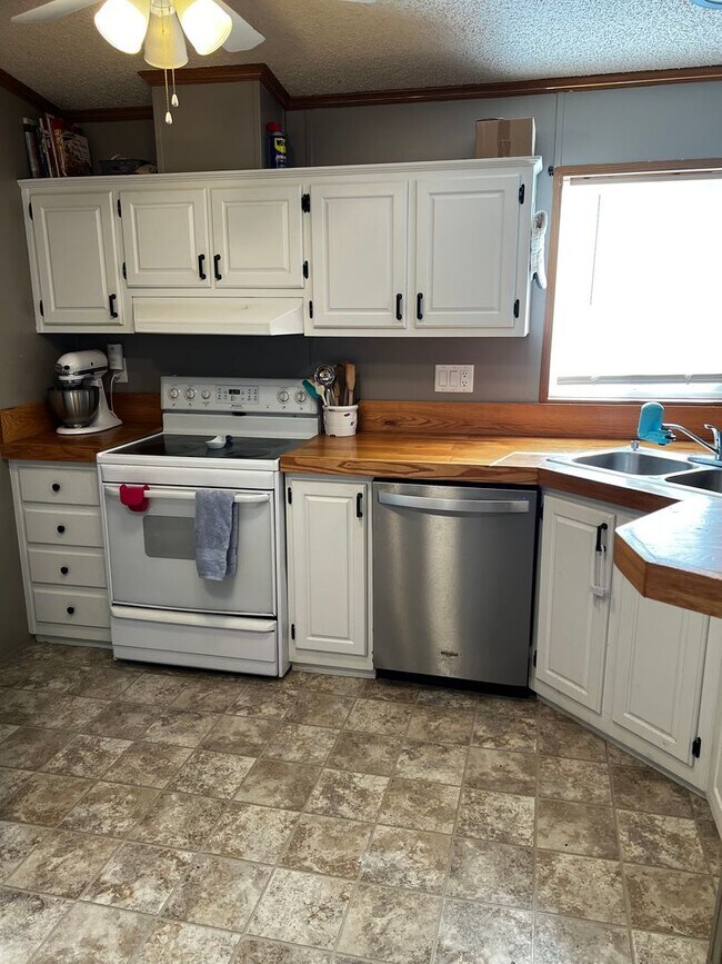 Foto del edificio - 3 bedroom, 2 full-bathroom mobile home in ...