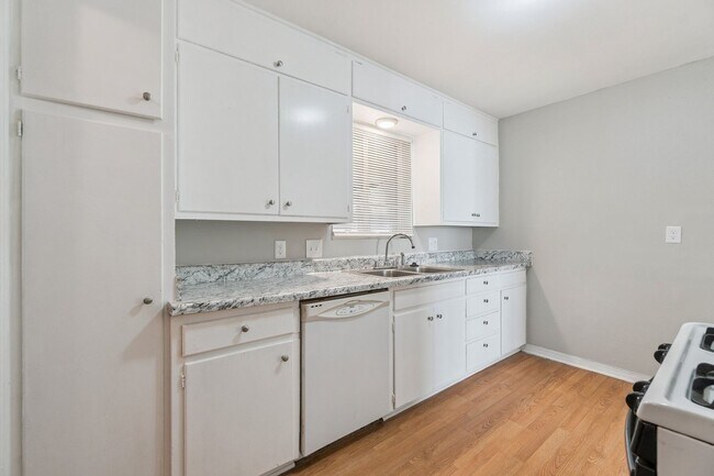 Foto del edificio - 3 bed, 1 bath home in the Village