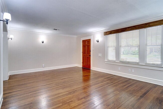 Building Photo - Renting for 2025-2026 Stunning 3 Bedroom 2...