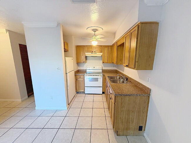 Photo - Lovely 2 bedroom 1 bath with pool! Apartment