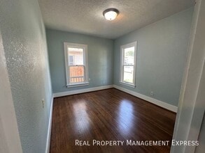 Building Photo - 427 S Prairie Ave