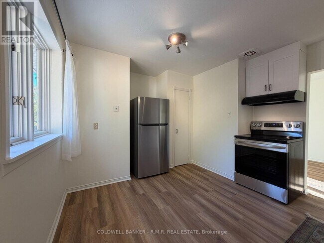 Building Photo - 275 Silverbirch Dr