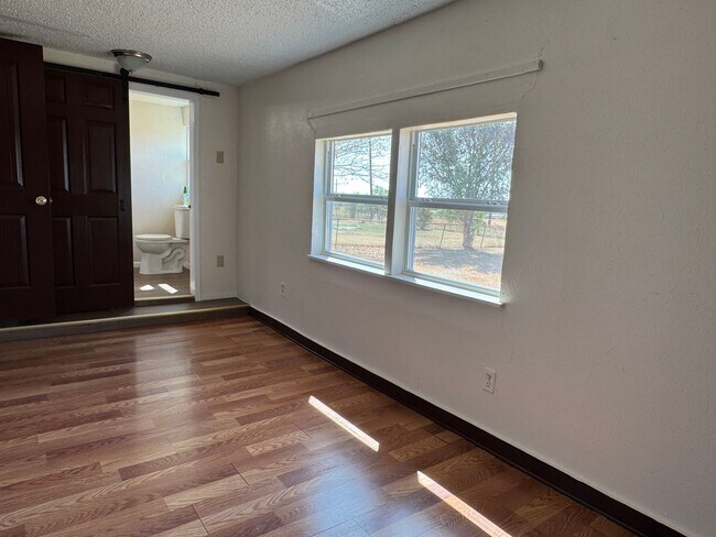 Foto del edificio - 84 SW 45th St