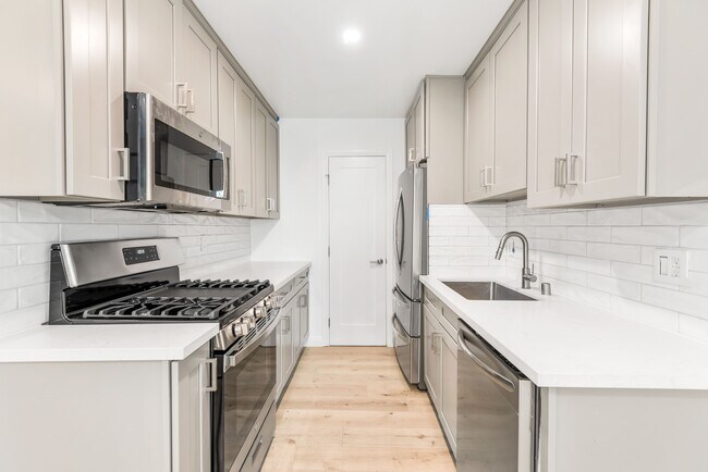 Building Photo - 1510 S St Andrews Pl
