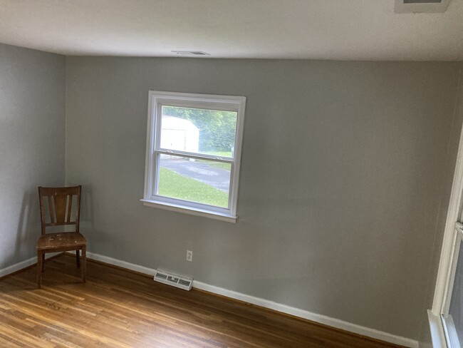 Entry/Living Room - 2039 Nashville Ct