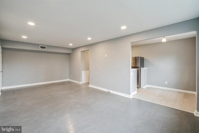 Building Photo - 2137 Bryn Mawr Ave