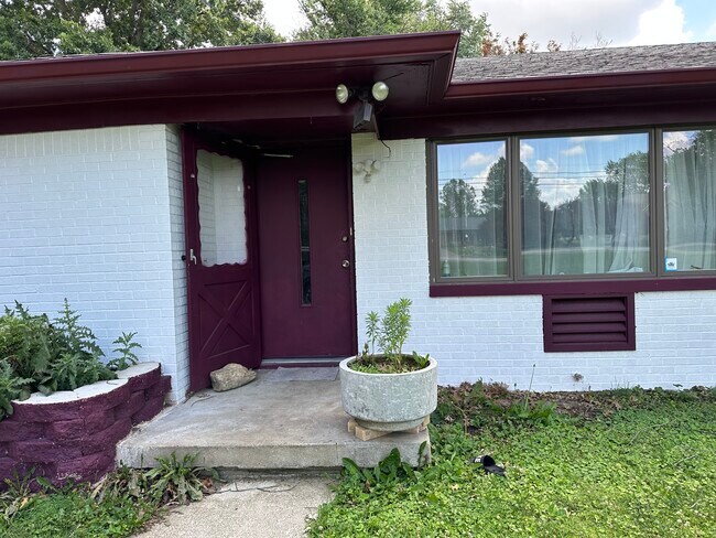 Building Photo - 107 W Banta Rd