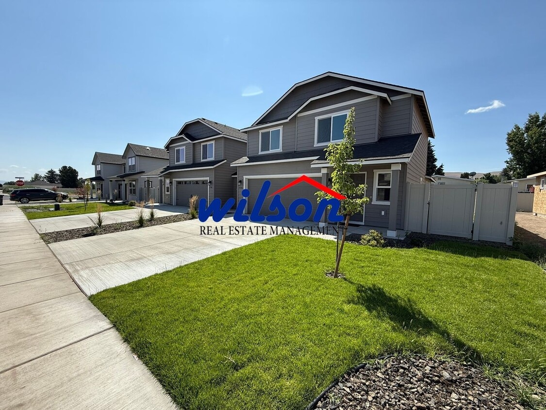 Primary Photo - PRICE DROP! NEW Modern Townhouse with HUGE...