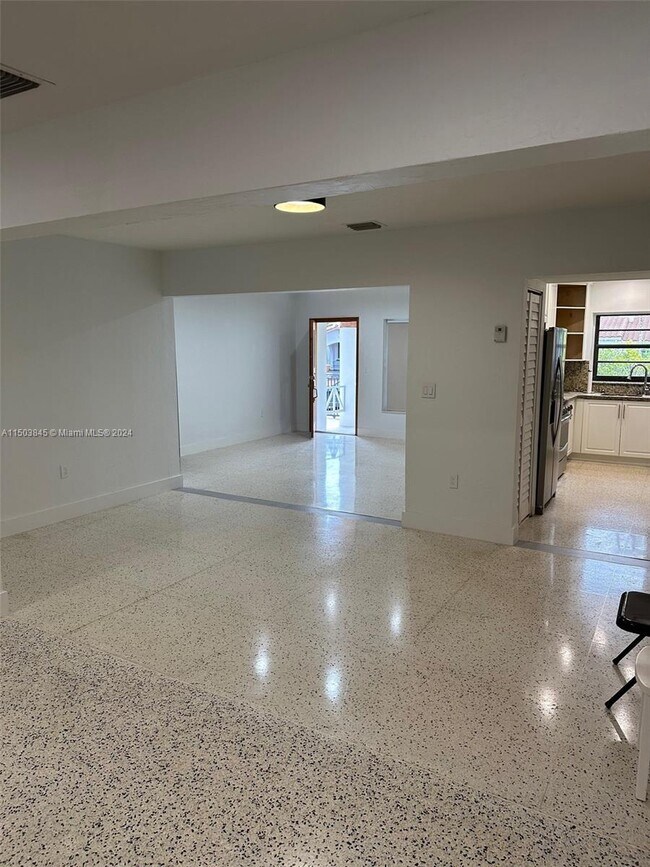 Foto del edificio - 1685 SW 15th St