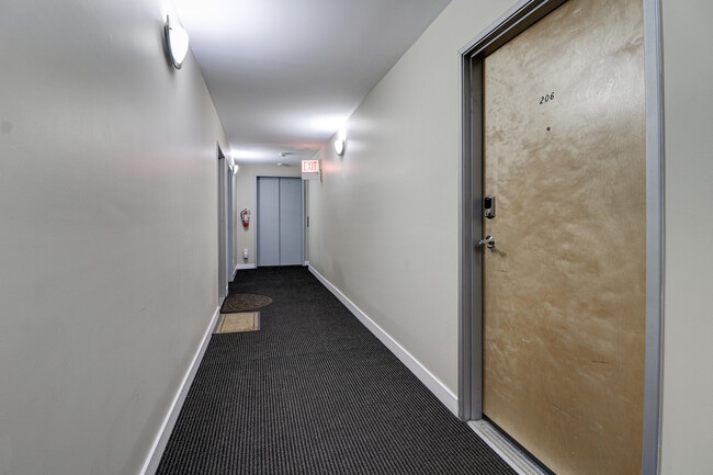 Building Photo - 811 W Eastwood Ave