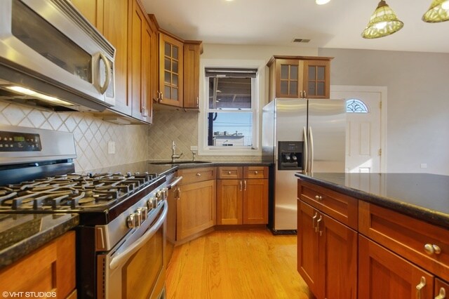 Primary Photo - 7611 N Sheridan Rd
