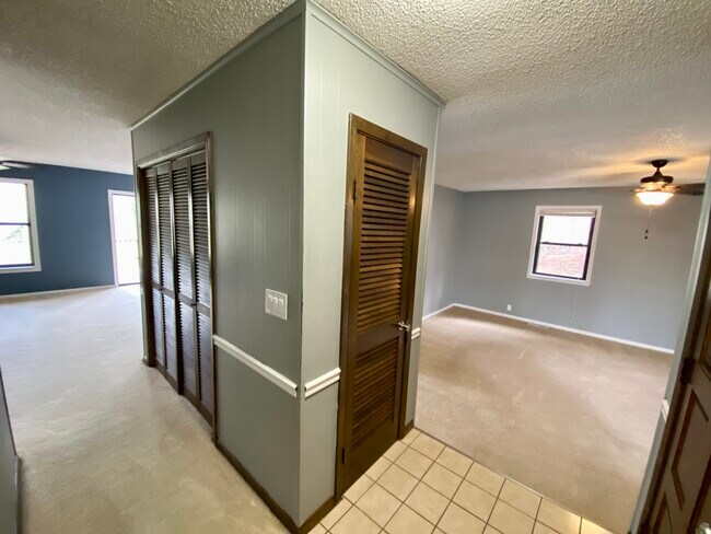 Building Photo - 106 Arias Way