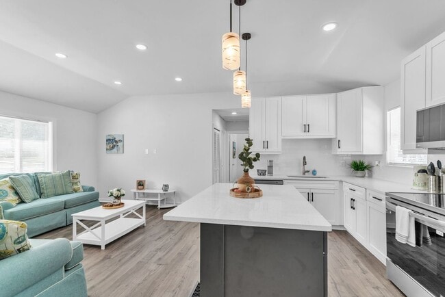 Building Photo - Charming 3BD/2BTH Home with Private Backya...