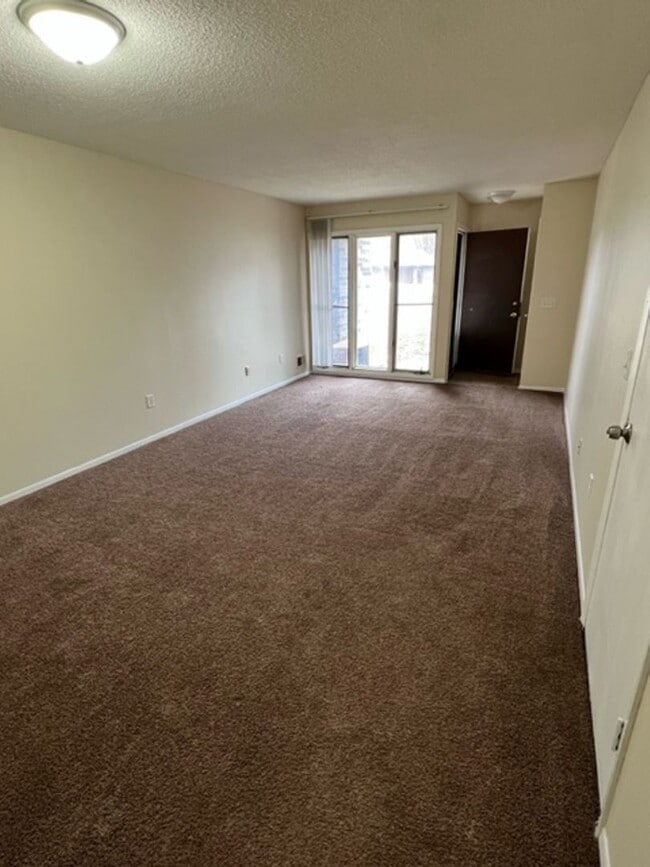 Building Photo - Remodeled Three Bedroom Duplex South Side ...