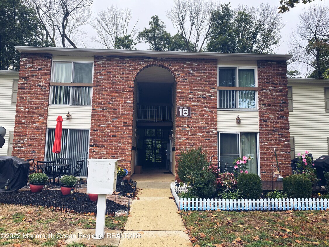 18 Augusta Ct Unit 5, Freehold, NJ 07728 Condo for Rent in Freehold