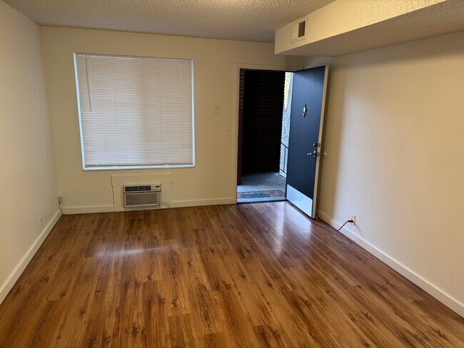 Building Photo - Magnussen Apartments