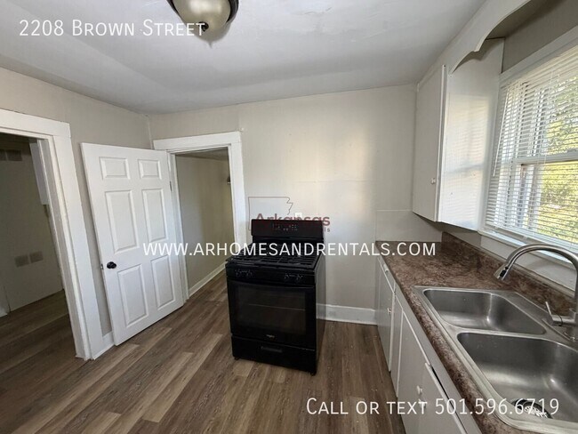 Building Photo - 2208 Brown St