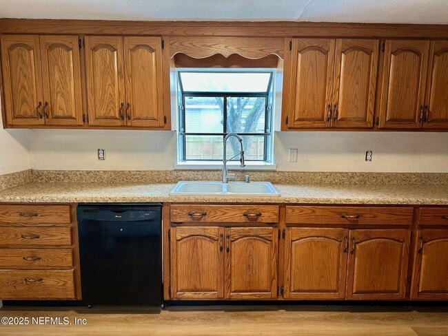 Foto del edificio - 13625 Hollings St