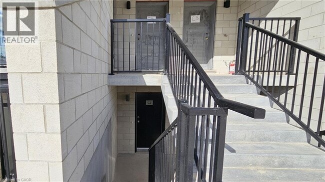 Photo du bâtiment - 410 Northfield Dr W