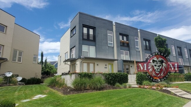 Photo - 2 Master Suites Townhome 2 Car Garage