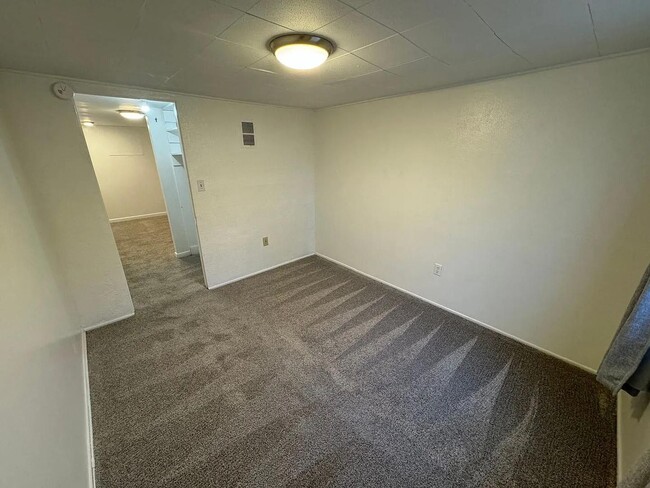Building Photo - Spacious 4BD/2BA Home Near Campus – Recent...