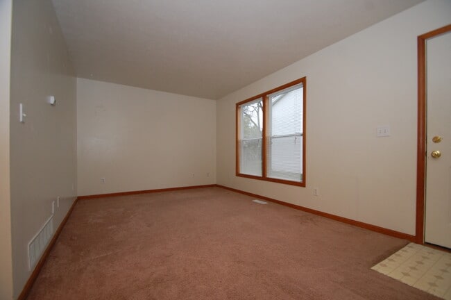 Building Photo - Recently Renovated 3-Bedoom Duplex for Rent in West Goshen