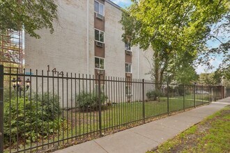 Building Photo - 1441 W Farwell Ave