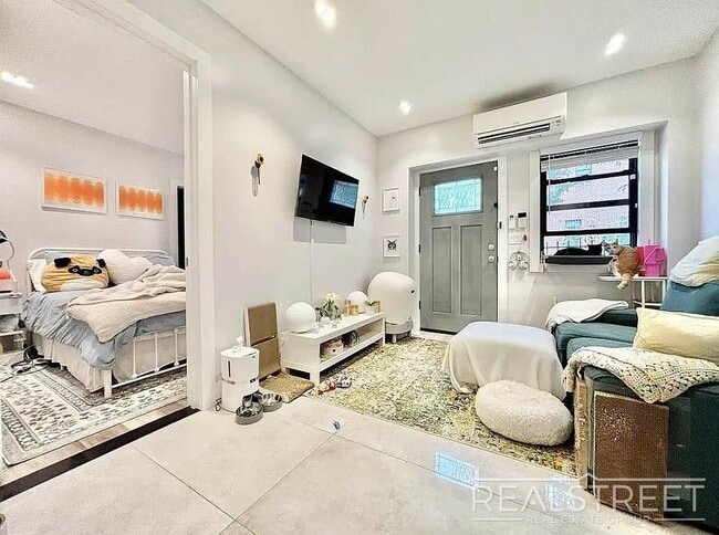 Building Photo - Brand New Gorgeous 1.5 bedroom with Centra...