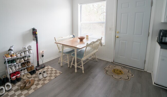 Building Photo - 915 Burcham Dr