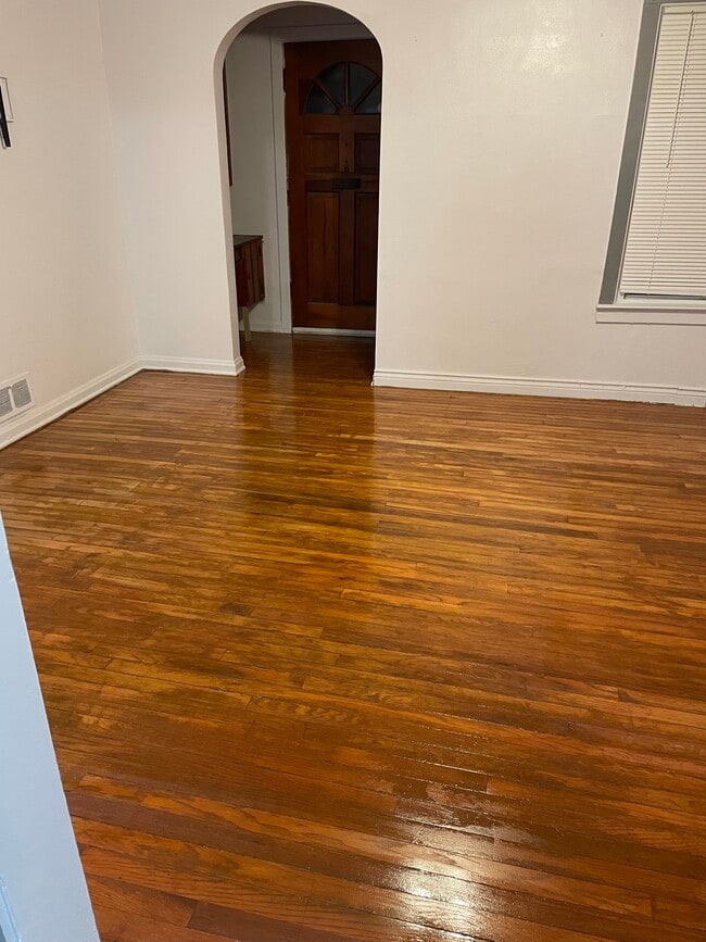 Living room 2 - 812 N Linn St