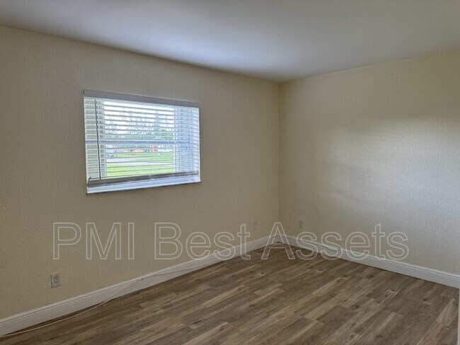 Foto del edificio - 9511 NW 80 St