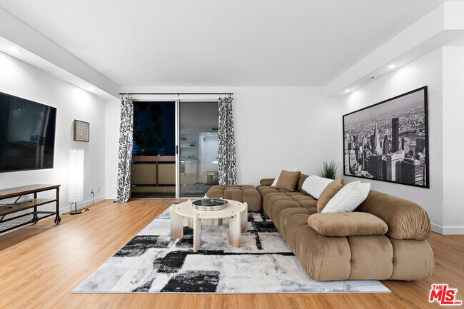 Foto del edificio - 321 S San Vicente Blvd