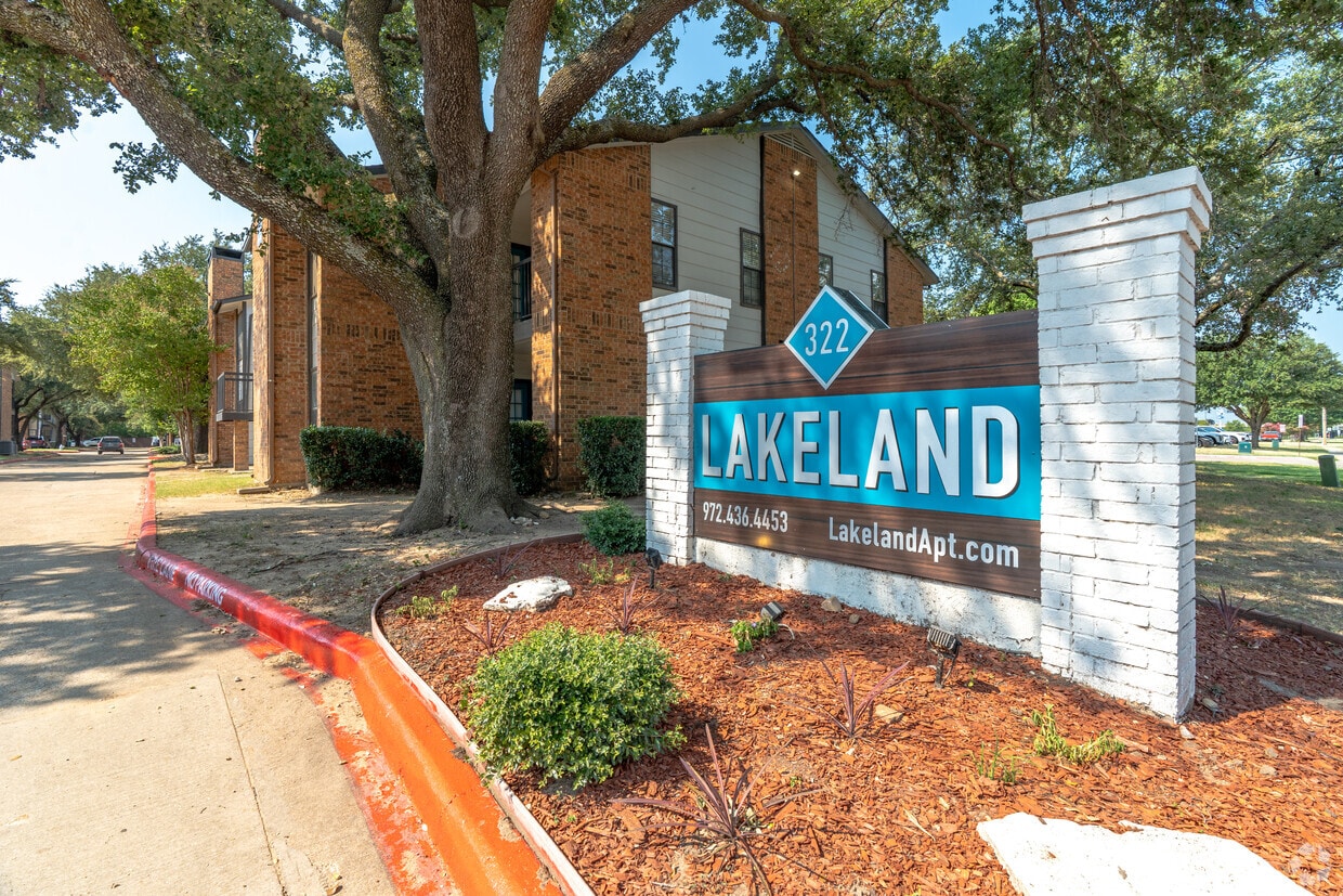 Entrance - Lakeland Apartments