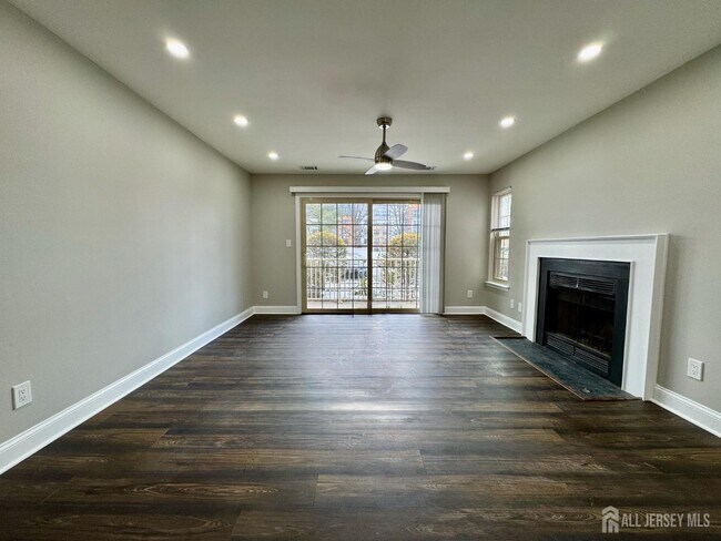 Building Photo - 10 Lear Ct