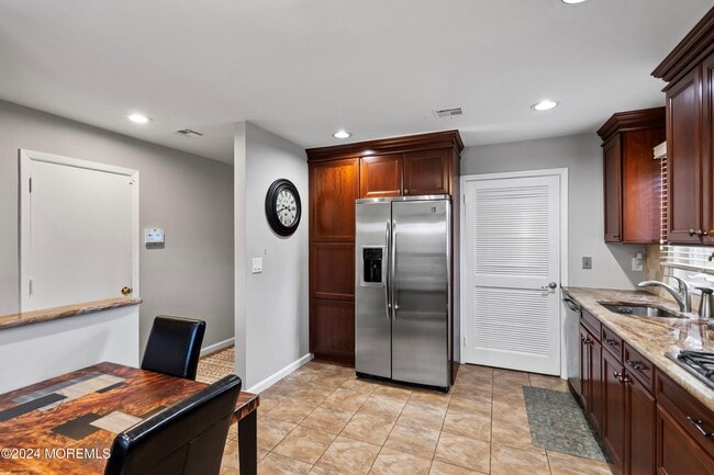 Building Photo - 211 Pear Dr