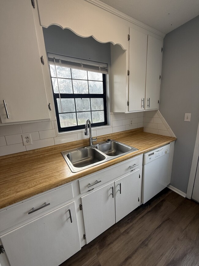 Building Photo - 315 Pine Cir