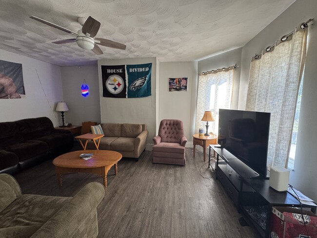 Foto del edificio - 352 Stewart St