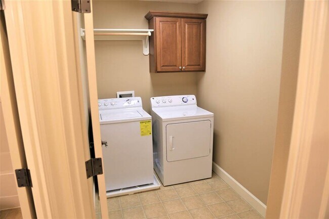 Building Photo - Nice 3bed/2.5 Bath+Den Home, Gas Range