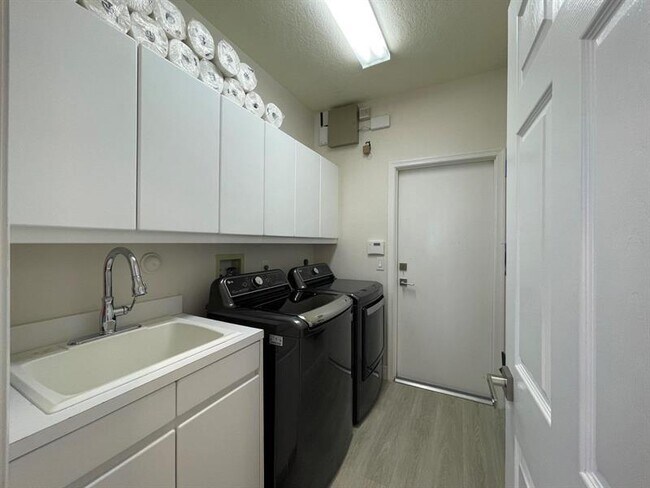 Building Photo - 10595 Stonebridge Blvd