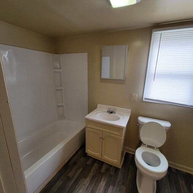 Building Photo - Near Southeast 3BR/2BA Home w/Central Air!