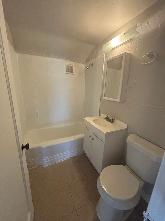 Building Photo - Gorgeous 2 beds 1 bath in Euclid!