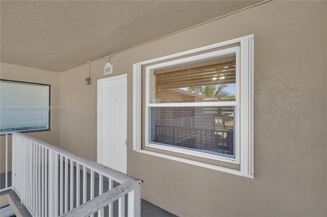 Building Photo - 2560 W 60th St