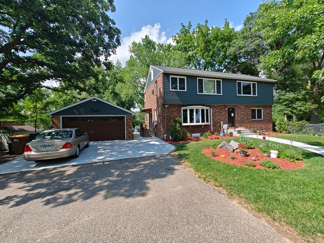 Primary Photo - 2473 Lake Ave