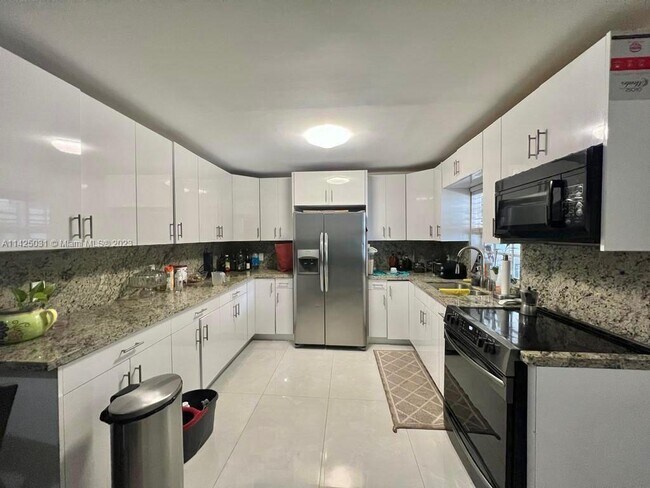 Foto del edificio - 1362 NW 102nd St