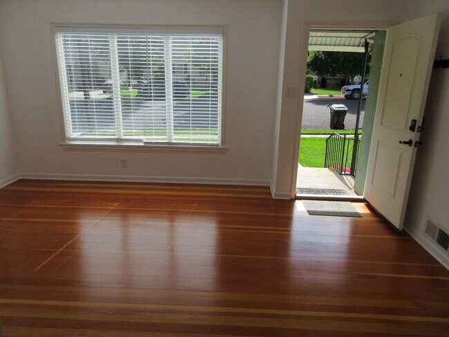 Building Photo - 3 bed - 2 bath Single Family Home in the H...