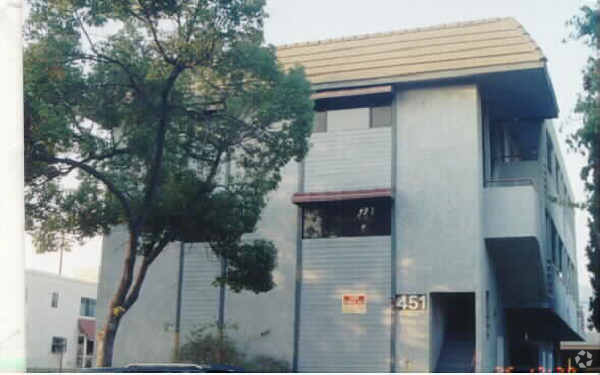 Foto del edificio - 451 W Wilson Ave