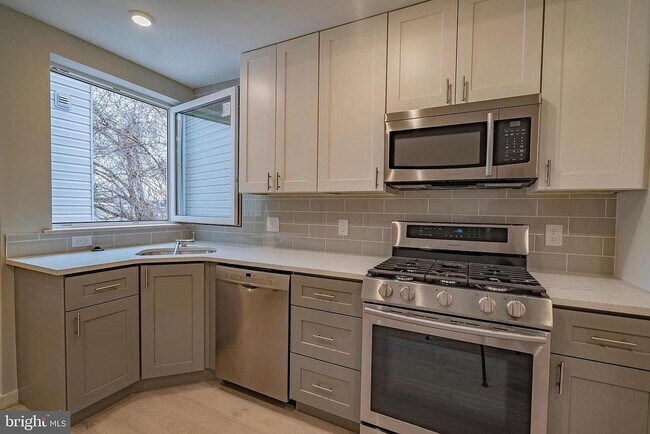 Kitchen - 2110 W Master St