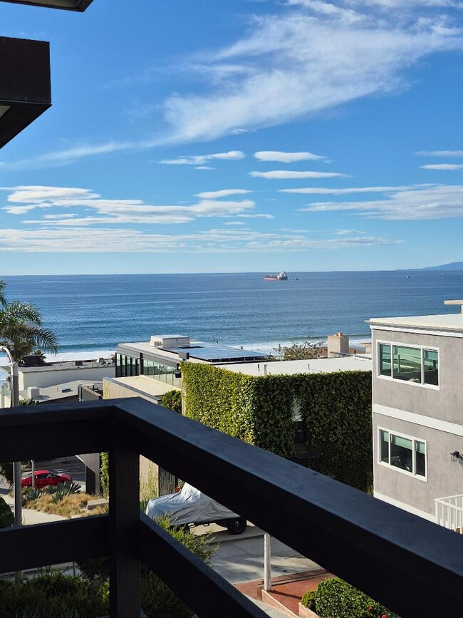 BALCONEY VIEW - 224 35th St